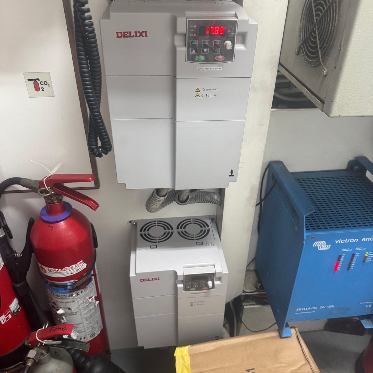 Inverter (VFD) drivers για cargo pump fan, εγκατεστημένοι onboard δίπλα στον φορτιστή συσσωρευτών